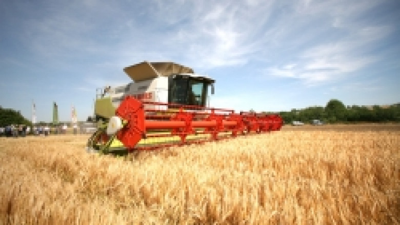 Универсал НВГ кани фермерите на годишна полева демонстрация на машини