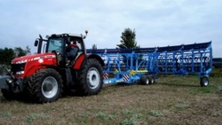 Трактор Massey Ferguson 8600 демонстрира Фермер 2000 в цялата страна