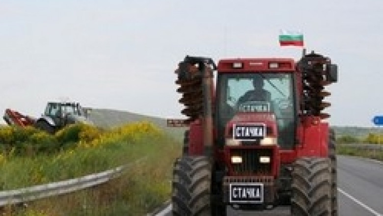 Фермери от цялата страна тръгнаха с над 200 трактора към София