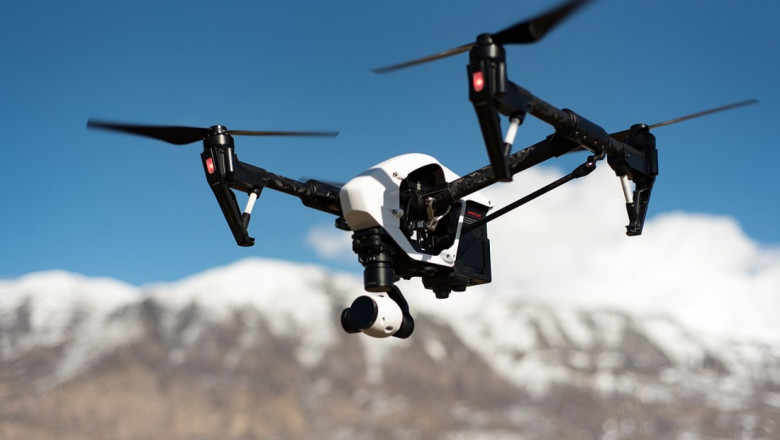 В Швейцария започнаха да пръскат ниви с дронове
