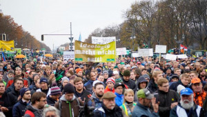 Хиляди фермери с трактори затвориха улици в Берлин в знак на протест - Снимка 1