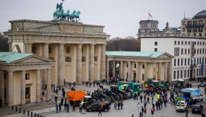 Хиляди фермери с трактори затвориха улици в Берлин в знак на протест - Снимка 2