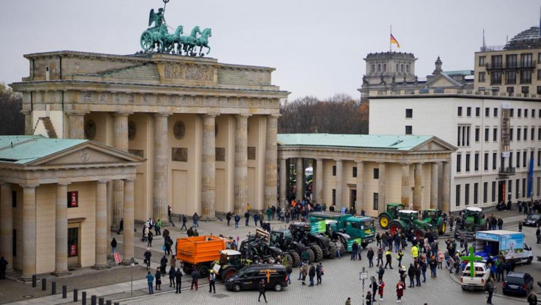 Хиляди фермери с трактори затвориха улици в Берлин в знак на протест