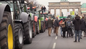 Трактори блокираха Париж в търсене на спасение - Снимка 2