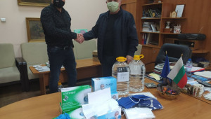 Собственици на земи дариха маски и дезинфектанти на министерството - Снимка 3