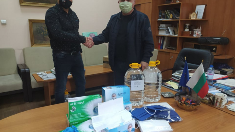 Собственици на земи дариха маски и дезинфектанти на министерството