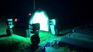 Роботи с ултравиолетови лампи сноват из лозята