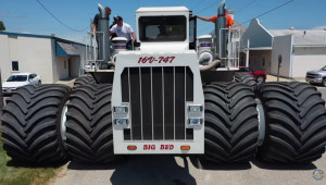 Най-големият трактор в света, Big Bud, получи нови гуми - Снимка 1