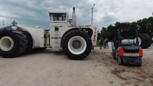 Най-големият трактор в света, Big Bud, получи нови гуми - Снимка 4