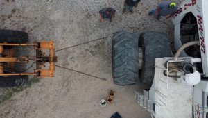Най-големият трактор в света, Big Bud, получи нови гуми - Снимка 3