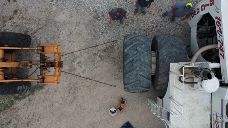 Най-големият трактор в света, Big Bud, получи нови гуми