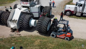 Най-големият трактор в света, Big Bud, получи нови гуми - Снимка 5