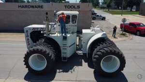 Най-големият трактор в света, Big Bud, получи нови гуми - Снимка 7