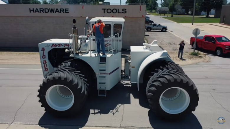 Най-големият трактор в света, Big Bud, получи нови гуми
