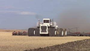 Най-големият трактор в света излезе от музея и се завърна на полето