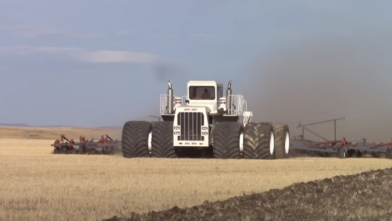 Най-големият трактор в света излезе от музея и се завърна на полето