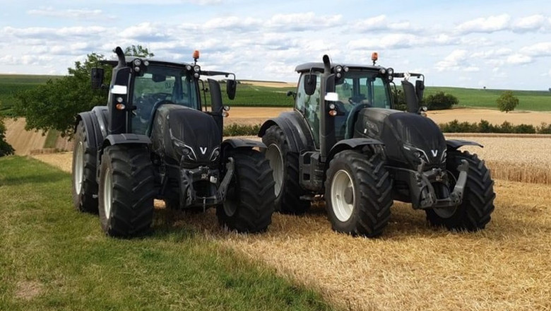 Особена красота: Черните трактори на полето