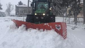 Усложнена обстановка: Зърнопроизводители извадиха тракторите и снегорините