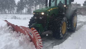 Усложнена обстановка: Зърнопроизводители извадиха тракторите и снегорините - Снимка 2