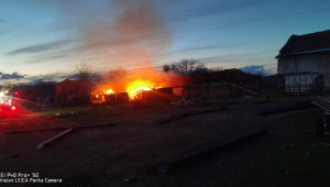 SOS: Изгоря целият фураж на семейна овцеферма - Снимка 4