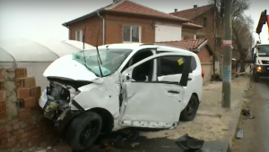 Дрогиран шофьор разби оранжерия на производител в Пловдивско - Снимка 1