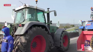 Френски фермери блокираха магистрали в знак на протест - Снимка 2