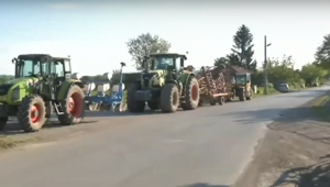 Земеделци протестират, защото им е забранено да влизат в нивите си