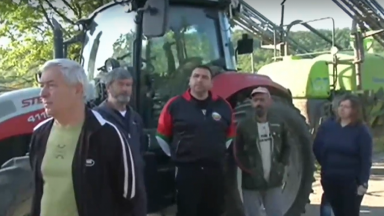 Земеделци протестират, защото им е забранено да влизат в нивите си