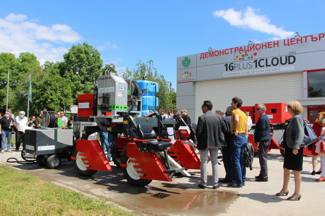 Разработена за България: Машина мори плевелите с вода и електричество