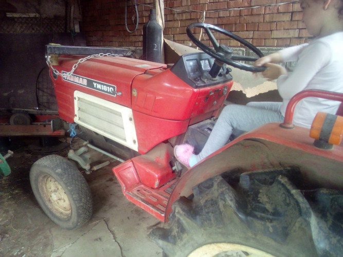 Prodavam malik traktor 18konski sili, plus kosacka i plug - Снимка 2