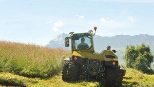 Впечатляващ трактор за планински терени - Agri.bg