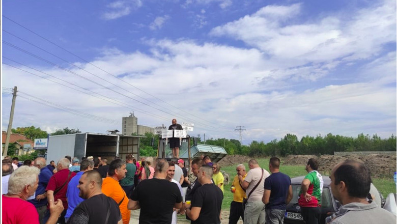 Пловдивски фермери разсипаха продукцията си на шосето