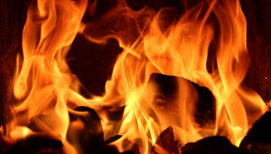 Огнен ад: Пожар погълна зърно и земеделски машини