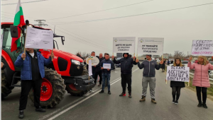 Верига от трактори затвори пътя Пловдив – Карлово