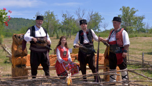 Земеделци продължават традицията на фолклорния събор в Еленово - Снимка 2