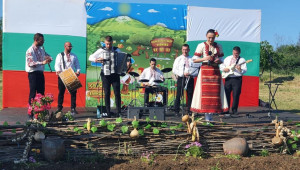 Земеделци продължават традицията на фолклорния събор в Еленово - Снимка 7