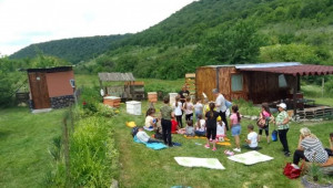 Пчеларска семейна ферма в Шуменско намира прекия път към клиента - Снимка 6