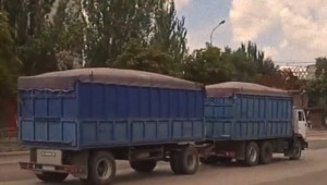 Видео показва руснаци в Мариупол как изнасят камиони със зърно