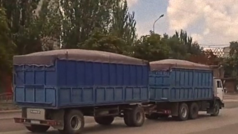 Видео показва руснаци в Мариупол как изнасят камиони със зърно