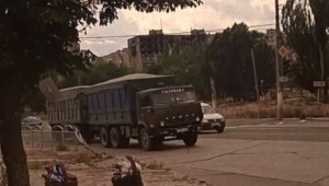 Видео показва руснаци в Мариупол как изнасят камиони със зърно - Снимка 2