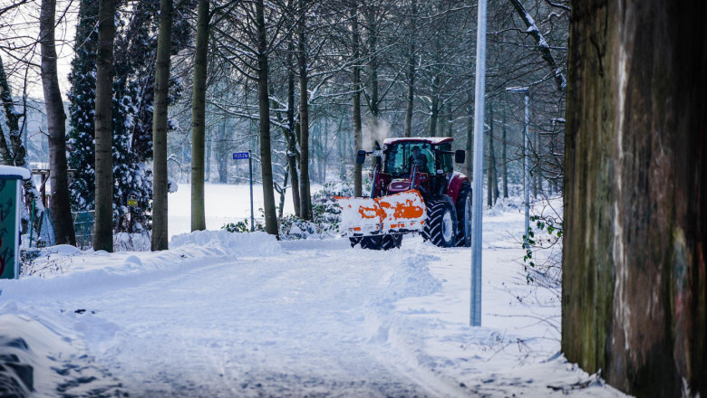 Фермери с тежка техника могат да се възползват от обществените поръчки за снегопочистване