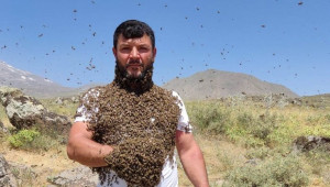 Пчеларят, който има особена връзка с пчелите си - Agri.bg