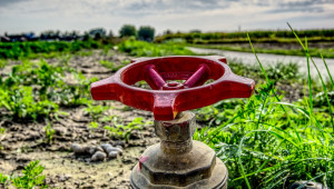 Производители за кладенците: Не е честно едни да плащат за водата, а други – не