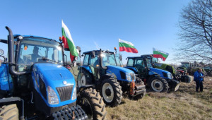 Зърнопроизводители излязоха на внезапен протест. Машините остават на пътя (обновена) - Снимка 2