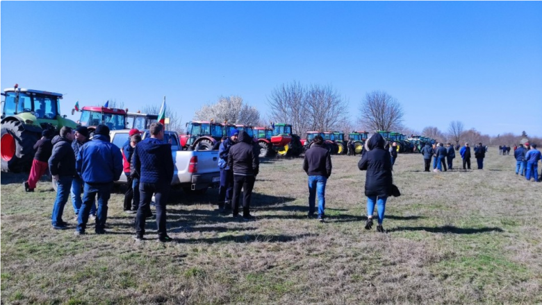 Зърнопроизводители излязоха на внезапен протест. Машините остават на пътя (обновена)