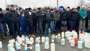Сръбските фермери готвят блокади заради зърното и млякото