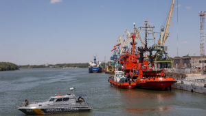Близо 30 кораба хвърлиха котва край дунавски портал Измаил след руски удари