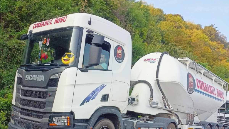 Опашки от камиони, превозващи слънчоглед от двете страни на ферибота Никопол – Турну Мъгуреле