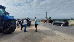 Полиция спира фермери, тръгнали към протеста - Снимка 2