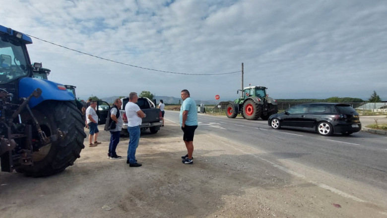 Полиция спира фермери, тръгнали към протеста